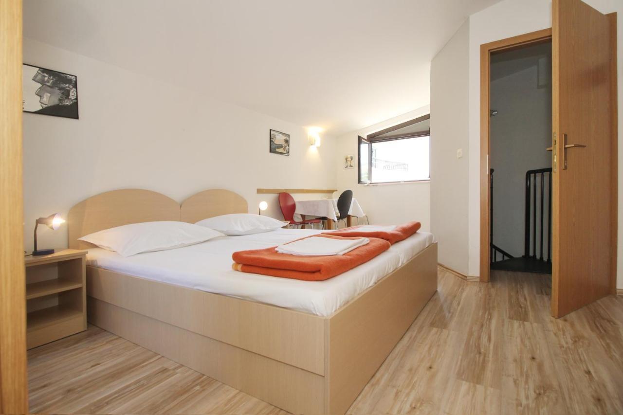 Obradovic & Pensionat Makarska